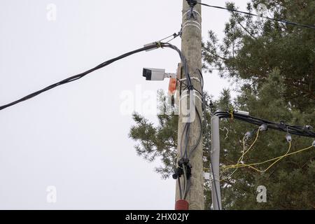 telecamera di sorveglianza temporanea su un palo del cantiere. Foto Stock
