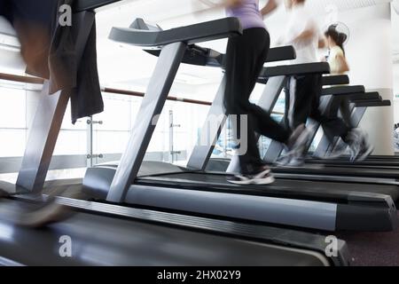 E theyre fuori. Scatto corto di una gente che corre sulle pedane mobili alla palestra. Foto Stock