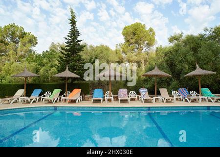 Maiorca, Spagna, 2017 agosto: Al mattino presto in un hotel turistico sul mare, intorno alla piscina, alcuni turisti tedeschi si sono diffusi Foto Stock