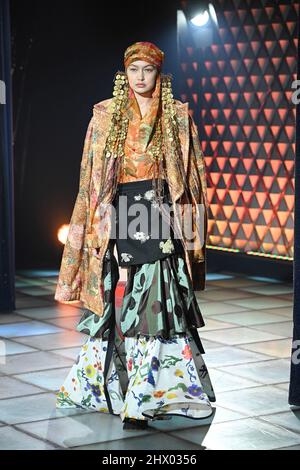 Model Gigi Hadid cammina sulla pista alla sfilata di moda Vivienne Westwood durante la sfilata di moda Autunno/Inverno 2022 alla settimana della moda di Parigi, Francia, il 5 marzo 2022. (Foto di Jonas Gustavsson/Sipa USA) Foto Stock