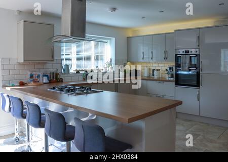 Vista su una cucina moderna con un bar per la colazione Foto Stock