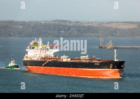 WhiteGate, Cork, Irlanda. 08th marzo 2022. Tugboat DSG Alex scorts la petroliera Myrtos petrolio raffineria dopo aver scaricato il suo carico di greggio degli Stati Uniti a WhiteGate, Co. Cork, Irlanda - Picture David Creedon Foto Stock