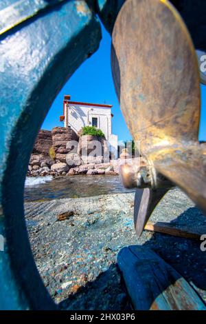 La chiesetta di Panagia Gorgona situata su una roccia a Skala Sykamias, un pittoresco villaggio sul mare di Lesvos Foto Stock