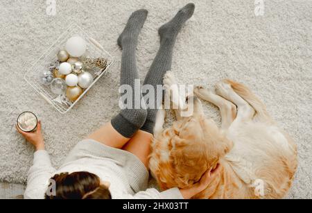 Ragazza con cacao e cane Golden Retriever Foto Stock