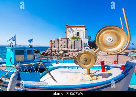 La chiesetta di Panagia Gorgona situata su una roccia a Skala Sykamias, un pittoresco villaggio sul mare di Lesvos Foto Stock