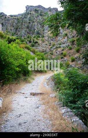 Cattaro, 3 luglio 2021: Belle strade nella Città Vecchia di Cattaro salire la montagna, Montenegro Foto Stock