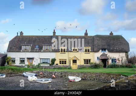 Una fila di cottage sulla banchina a Porlock Weir, Somerset, Regno Unito. Foto Stock