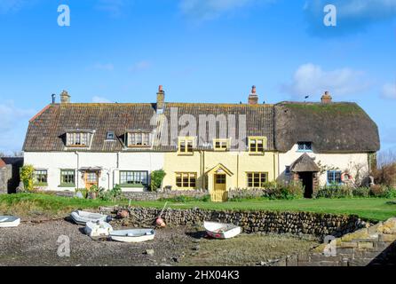 Una fila di cottage sulla banchina a Porlock Weir, Somerset, Regno Unito. Foto Stock