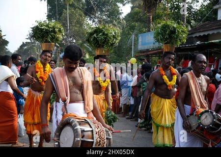 (3/7/2022) Chettikulangara Bharani è un festival spettacolare celebrato al Tempio di Chettikulangara vicino a Mavelikara in Alappuzha. Durante il mese malayalam di Kumbham (febbraio-marzo), il festival è dedicato alla dea (Bhagavathy). L'intera città prende vita e il merrimment copre il suo paesaggio. Questa festa è celebrata come l'invio di auguri alla divinità per il suo viaggio a visitare sua madre al Tempio di Sree Kurumba Devi, Kodungalloor. La sera i locali del tempio saranno riempiti di 100 effigi decorati di diverse dimensioni di Kuthira e Theru, principalmente portati al tempio m Foto Stock