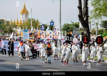 Thailandia. 08th Mar 2022. I membri dei gruppi per i diritti del lavoro thailandesi e i sindacati delle imprese statali si riuniscono a marzo per i diritti del lavoro in occasione della Giornata internazionale della donna a Bangkok, in Thailandia. 8, 2022. (Foto di Vichan Poti/Pacific Press/Sipa USA) Credit: Sipa USA/Alamy Live News Foto Stock