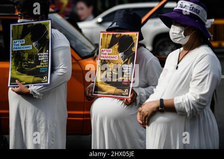 Thailandia. 08th Mar 2022. I membri dei gruppi per i diritti del lavoro thailandesi e i sindacati delle imprese statali si riuniscono a marzo per i diritti del lavoro in occasione della Giornata internazionale della donna a Bangkok, in Thailandia. 8, 2022. (Foto di Vichan Poti/Pacific Press/Sipa USA) Credit: Sipa USA/Alamy Live News Foto Stock