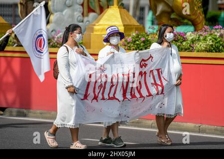 Thailandia. 08th Mar 2022. I membri dei gruppi per i diritti del lavoro thailandesi e i sindacati delle imprese statali si riuniscono a marzo per i diritti del lavoro in occasione della Giornata internazionale della donna a Bangkok, in Thailandia. 8, 2022. (Foto di Vichan Poti/Pacific Press/Sipa USA) Credit: Sipa USA/Alamy Live News Foto Stock