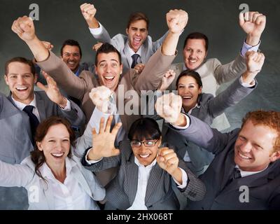 Un altro accordo è stato sigillato. Vista dall'alto di un gruppo di giovani dirigenti aziendali che festeggiano insieme. Foto Stock