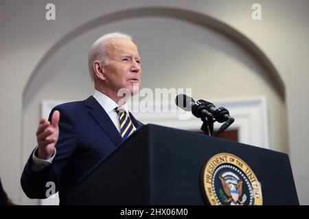 Washington, DC. 8th Mar 2022. Il Presidente Joe Biden annuncia azioni per continuare a rendere la Russia responsabile della sua guerra contro l'Ucraina nella Roosevelt Room della Casa Bianca il 8 marzo 2022 a Washington, DC. L'amministrazione Biden ha definito l'attacco della Russia all'Ucraina "ingiustificato e ingiustificato”. (Foto di Oliver Contreras/Sipa USA) Credit: dpa/Alamy Live News Foto Stock