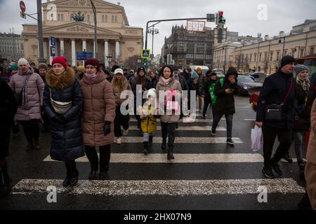 Mosca, Russia. 8th marzo, 2022 persone attraversano la strada Teatro proezd su un passaggio pedonale nel centro di Mosca, Russia Foto Stock