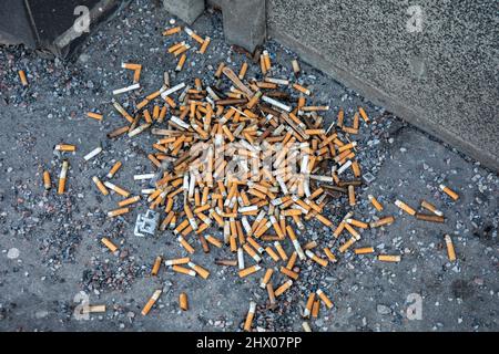 Le punte di sigaretta o di fag terminano sul terreno Foto Stock