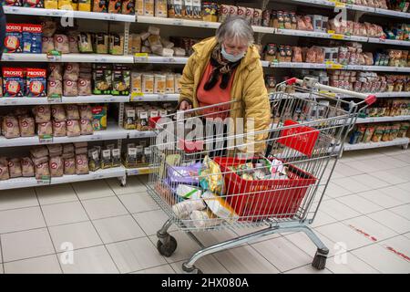 Regione di Mosca, Russia. 8th marzo, 2022 persone acquistano presso un ipermercato Auchan presso il centro commerciale Mega nella città di Khimki, nella regione di Mosca, Russia Foto Stock