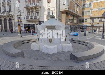 Belgrado, Serbia - 27 febbraio 2022: Fontana dell'acqua potabile in marmo bianco Delijska Cesma in via Knez Mihailova in inverno. Foto Stock