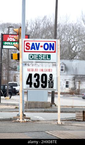 L'aumento dei prezzi della benzina come postato in Dennis, Massachusetts su Cape Cod, USA Foto Stock