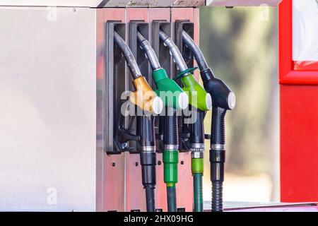 Pompare gli ugelli di una pompa benzina nella stazione di servizio Foto Stock