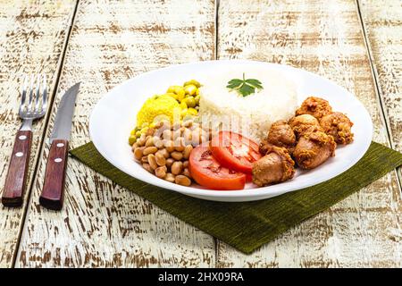 Piatto esecutivo brasiliano, riso e fagioli, salsiccia e insalata, piatti tradizionali brasiliani, spazio copia Foto Stock