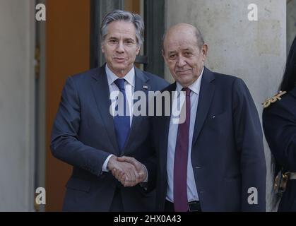 Parigi, Francia. 8th Mar 2022. Il Segretario DI Stato ANTONY BLINKEN, a sinistra, partecipa ad un incontro con il Ministro degli Esteri francese JEAN YVES LE DRIAN, a destra, e con il Presidente della Repubblica francese EMANUEL MACRON.BLINKEN a Parigi per partecipare alla riunione del Consiglio ministeriale dell'Organizzazione per la cooperazione e lo sviluppo economico. (Credit Image: © Pierre Stevenin/ZUMA Press Wire) Foto Stock