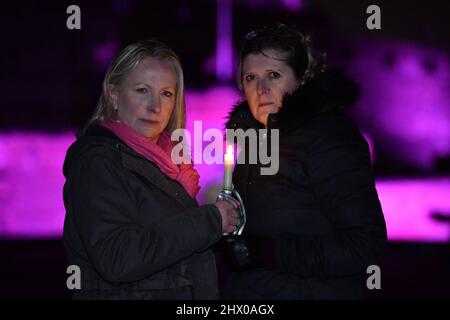 Edimburgo, Scozia, Regno Unito. 8th Mar 2022. NELLA FOTO: Mentre l'oscurità si riduce ai diritti delle donne in Scozia, una protesta silenziosa condotta dal gruppo ForWomen Scotland, un gruppo di donne provenienti da tutta la Scozia che lavora per proteggere e rafforzare i diritti delle donne e dei bambini, vista sul Royal Mile di Edimburgo fuori dal pozzo delle streghe, Protestando silenziosamente per commemorare quelle sorelle cadute che sono state davanti a noi nelle ore di chiusura della Giornata Internazionale della Donna. #ScottishWitches #WomenWontWheesht Credit: Colin Fisher/Alamy Live News Foto Stock