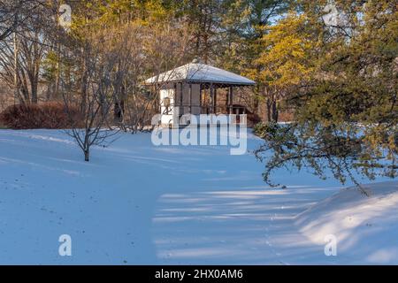 Una casa da tè giapponese nel giardino botanico di Montreal. In una soleggiata giornata invernale Foto Stock