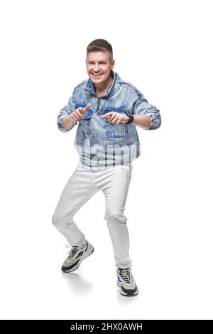 bel giovane uomo in giacca denim con pugno in su Foto Stock