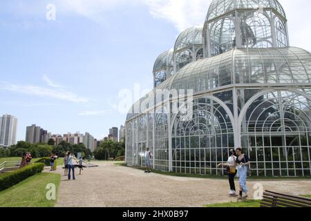 Curitiba, Parana, Brasile. 8th Mar 2022. (INT) movimento nell'Orto Botanico di Curitiba. 8 marzo 2022, Curitiba, Parana, Brasile: Movimento nel Giardino Botanico, una delle principali cartoline e località turistica della città di Curitiba, martedì (8), con intenso calore nella capitale di Parana. (Credit Image: © Edson De Souza/TheNEWS2 via ZUMA Press Wire) Foto Stock