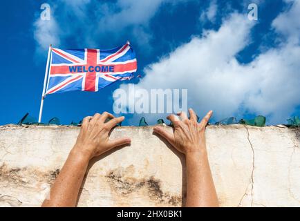 Donna con le mani su vetro rotto su un muro alto con bandiera di benvenuto del Regno Unito. Immigrazione nel Regno Unito, disordini, violenza di destra, rifugiati in conflitto, Brexit, frontiera UE Foto Stock