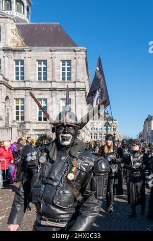 Vivace sfilata al Carnevale di Maastricht del 2022 nel Sud dei Paesi Bassi. Molte band, gruppi di performance e singoli si esibì nella sfilata. Foto Stock