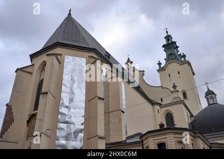 Vetrate colorate della cattedrale latina protette con pannelli metallici per evitare distruzioni e perdite durante possibile abbattimento Foto Stock