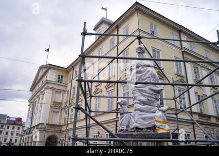 Fontana con una Statua di Diana in Piazza Rynok protetta da costruzione e avvolgimento in metallo per evitare la distruzione e le vittime durante possibile Foto Stock