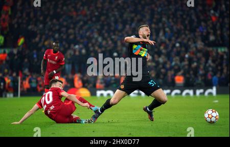 Il Diogo Jota di Liverpool fouls l'Inter Milan Skriniar durante il round della UEFA Champions League di sedici partite di seconda tappa ad Anfield, Liverpool. Data foto: Martedì 8 marzo 2022. Foto Stock