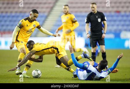 Jamie McGrath di Wigan Athletic (a destra) e David Ajiboye di Sutton United combattono per la palla durante la partita semifinale del Papa John's Trophy al DW Stadium di Wigan. Data foto: Martedì 8 marzo 2022. Foto Stock