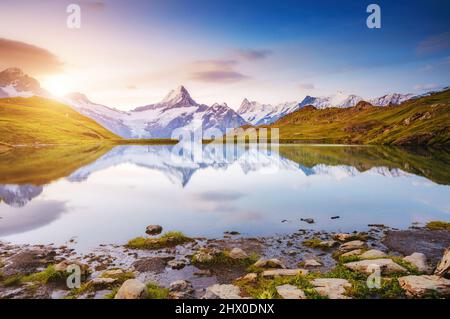 Vista panoramica del Mt. Schreckhorn e Wetterhorn. Popolare attrazione turistica. Drammatica e pittoresca scena. Ubicazione Posto Bachalpsee in una Svizzera Foto Stock
