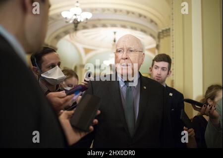 Washington, Stati Uniti. 08th Mar 2022. Il Sen. Patrick Leahy, D-VT, cammina attraverso l'Ohio Clock Corridor presso il Campidoglio degli Stati Uniti a Washington, DC martedì 8 marzo 2022. Foto di Bonnie Cash/UPI Credit: UPI/Alamy Live News Foto Stock