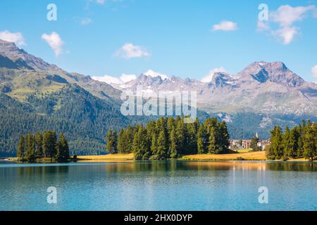 Ottima vista del laghetto di azure smusso nella valle alpina. Popolare attrazione turistica. Il pittoresco e una stupenda scena. Ubicazione alpi svizzere, Silvaplana vi Foto Stock