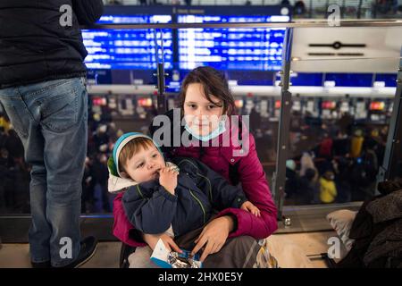 Varsavia, Polonia. 08th Mar 2022. Una ragazza ucraina tiene il fratello minore alla Stazione Centrale di Varsavia. Migliaia di rifugiati ucraini occupano la stazione ferroviaria centrale (Dworzec Centralny) di Varsavia. I richiedenti asilo sono anche in attesa di essere trasferiti in rifugi temporanei, in attesa di treni per altre destinazioni, molte persone semplicemente non sanno dove andare. Credit: SOPA Images Limited/Alamy Live News Foto Stock