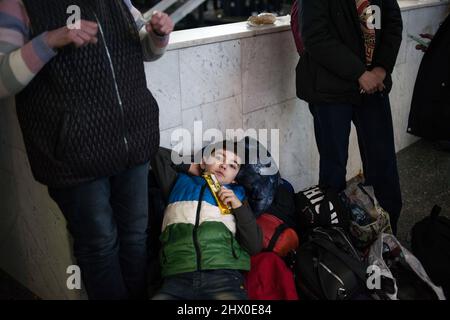 Varsavia, Polonia. 08th Mar 2022. Un bambino ucraino sta riposando alla Stazione Centrale di Varsavia. Migliaia di rifugiati ucraini occupano la stazione ferroviaria centrale (Dworzec Centralny) di Varsavia. I richiedenti asilo sono anche in attesa di essere trasferiti in rifugi temporanei, in attesa di treni per altre destinazioni, molte persone semplicemente non sanno dove andare. Credit: SOPA Images Limited/Alamy Live News Foto Stock