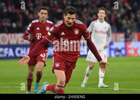 Monaco di Baviera, Germania. 08th Mar, 2022. Goaljubel Robert LEWANDOWSKI (FC Bayern Monaco di Baviera) giubilo, gioia, entusiasmo, azione. Campionato dei campioni di calcio/ turno del 16 FC Bayern Monaco - RB Salzburg su 08.03.2022 ALLIANZARENA. Credit: dpa/Alamy Live News Foto Stock