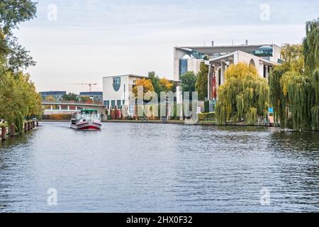 Berlino, Germania - 18 ottobre 2021: La parte posteriore della Cancelleria federale tedesca (Bundeskanzleramt) con il colorato muro piantato, un ponte sopra Foto Stock