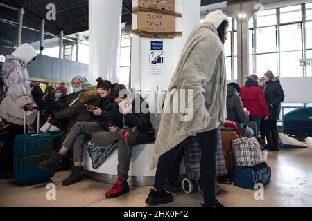 Varsavia, Polonia. 08th Mar 2022. I rifugiati ucraini si sono visti riposare alla Stazione Centrale di Varsavia. Migliaia di rifugiati ucraini occupano la stazione ferroviaria centrale (Dworzec Centralny) di Varsavia. I richiedenti asilo sono anche in attesa di essere trasferiti in rifugi temporanei, in attesa di treni per altre destinazioni, molte persone semplicemente non sanno dove andare. (Foto di Attila Husejnow/SOPA Images/Sipa USA) Credit: Sipa USA/Alamy Live News Foto Stock