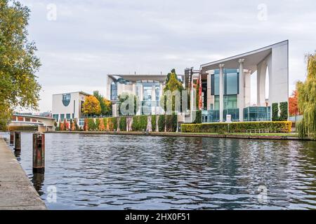 Berlino, Germania - 18 ottobre 2021: Fiume Sprea con la parte posteriore della Cancelleria federale tedesca (Bundeskanzleramt) con il ponte, piano colorato Foto Stock