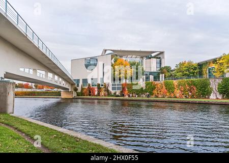 Berlino, Germania - 18 ottobre 2021: Fiume Sprea con la parte posteriore della Cancelleria federale tedesca (Bundeskanzleramt) con il ponte, piano colorato Foto Stock