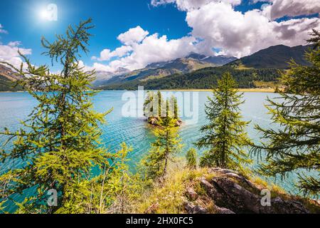 Splendida vista sul lago di Silsersee (Sils) e picco Piz Corvatsch. Scena pittoresca e splendida. Popolare attrazione turistica. Posizione posiziona Ing. Superiore Foto Stock