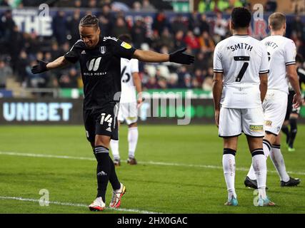 Fulham's Bobby Decordova-Reid (a sinistra) celebra il punteggio del terzo gol del gioco durante la partita del campionato Sky Bet al Swansea.com Stadium, Swansea. Data foto: Martedì 8 marzo 2022. Foto Stock