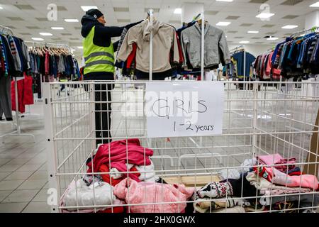 Cracovia, Polonia. 08th Mar 2022. Un volontario di Internationaler Bund Polska lavora in un magazzino che fornisce vestiti per i rifugiati dall'Ucraina poiché più di un milione di persone sono già fuggite dall'Ucraina per la Polonia il 8 marzo 2022. Mentre la Federazione russa ha invaso l'Ucraina, il conflitto tra Ucraina e Russia dovrebbe costringere fino a 5 milioni di ucraini a fuggire. Molti dei rifugiati chiederanno asilo in Polonia. Le fughe sono spesso ospitate da individui e ONG (Foto di Dominika Zarzycka / Sipa USA) credito: Sipa USA / Alamy Live News Foto Stock