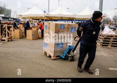 Cracovia, Polonia. 08th Mar 2022. I militari polacchi lavorano in un magazzino che fornisce aiuto umaniatriano ai rifugiati ucraini, in quanto più di un milione di persone sono già fuggite dall'Ucraina per la Polonia il 8 marzo 2022. Mentre la Federazione russa ha invaso l'Ucraina, il conflitto tra Ucraina e Russia dovrebbe costringere fino a 5 milioni di ucraini a fuggire. Molti dei rifugiati chiederanno asilo in Polonia. Le fughe sono spesso ospitate da individui e ONG (Foto di Dominika Zarzycka / Sipa USA) credito: Sipa USA / Alamy Live News Foto Stock